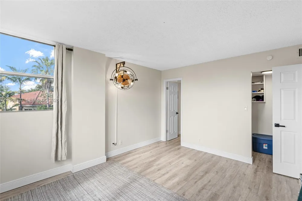 112 Royal Park Dr, Oakland Park, FL 33309