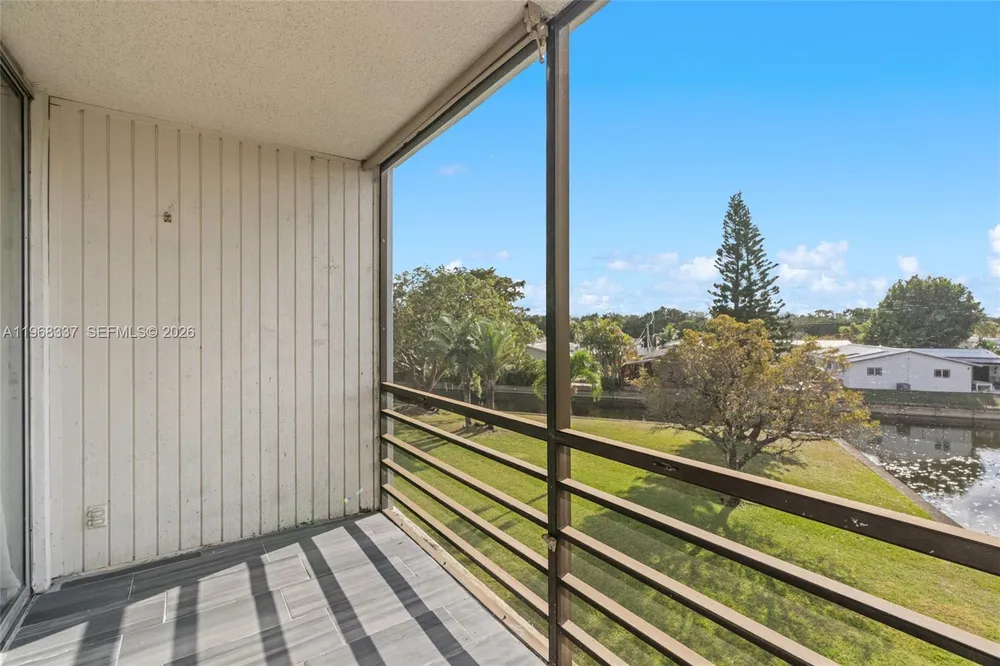 112 Royal Park Dr, Oakland Park, FL 33309