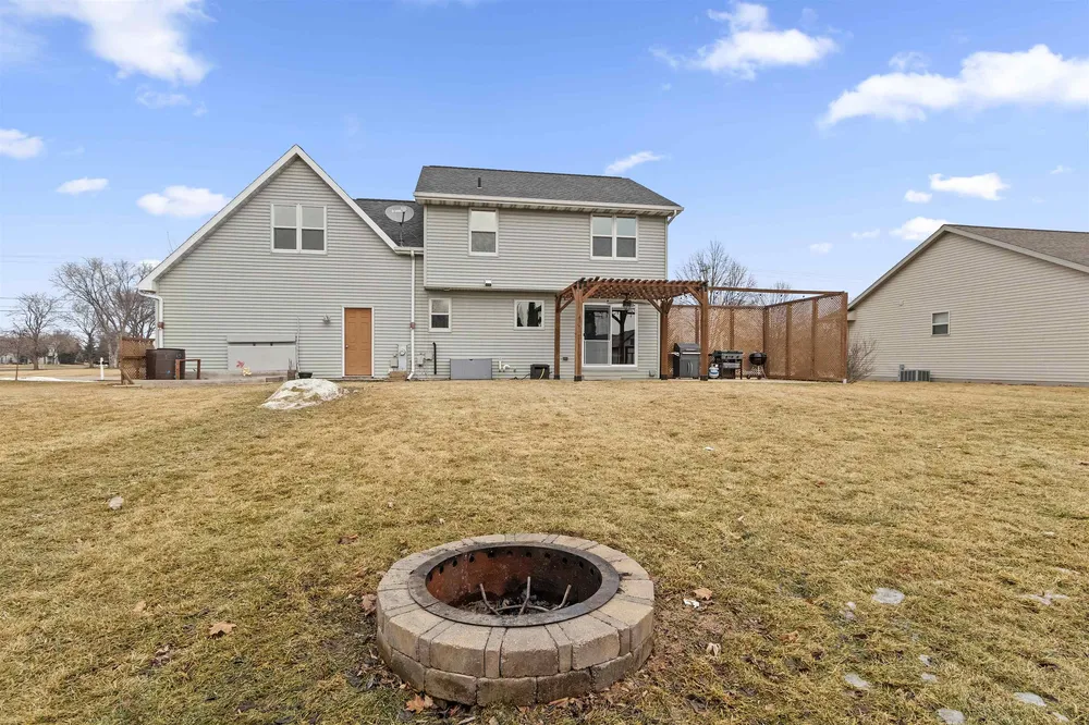 1536 Van Rd, Green Bay, WI 54311