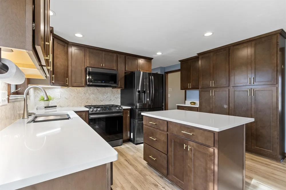 1536 Van Rd, Green Bay, WI 54311