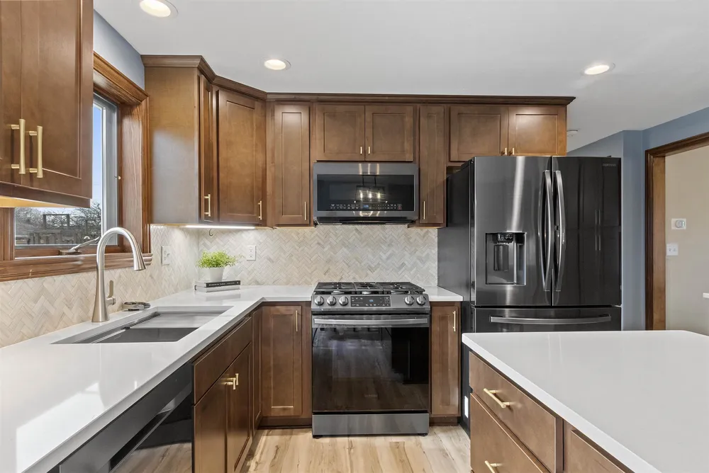 1536 Van Rd, Green Bay, WI 54311