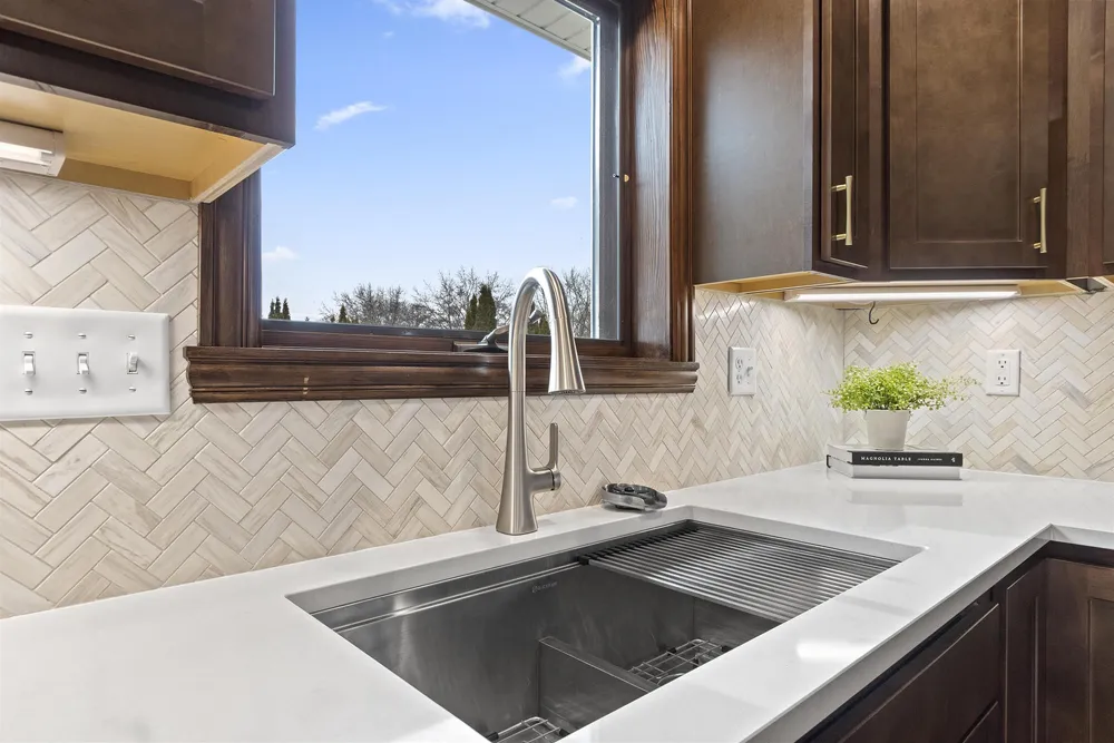 1536 Van Rd, Green Bay, WI 54311
