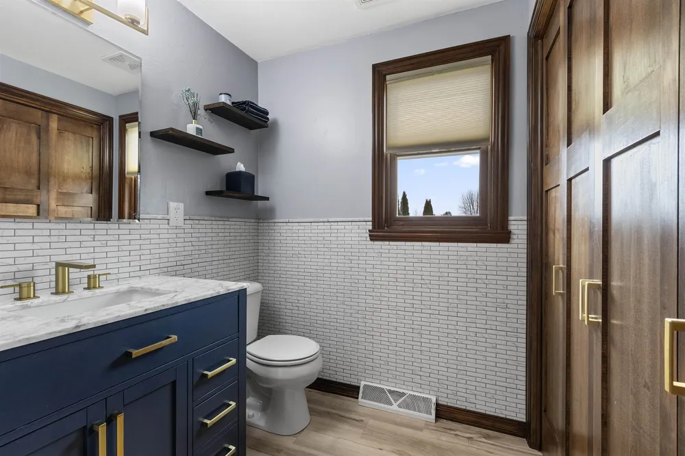 1536 Van Rd, Green Bay, WI 54311