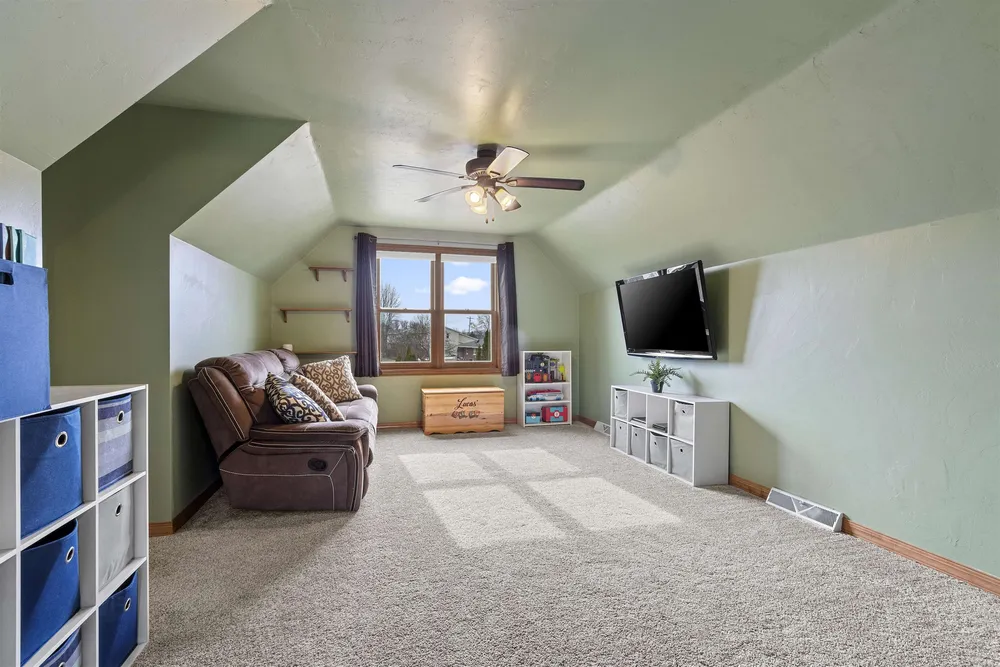 1536 Van Rd, Green Bay, WI 54311