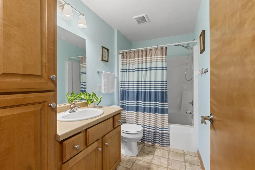 1536 Van Rd, Green Bay, WI 54311