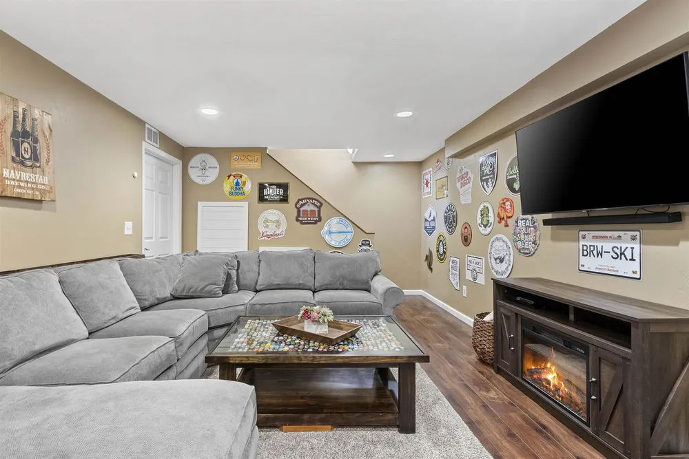 1536 Van Rd, Green Bay, WI 54311