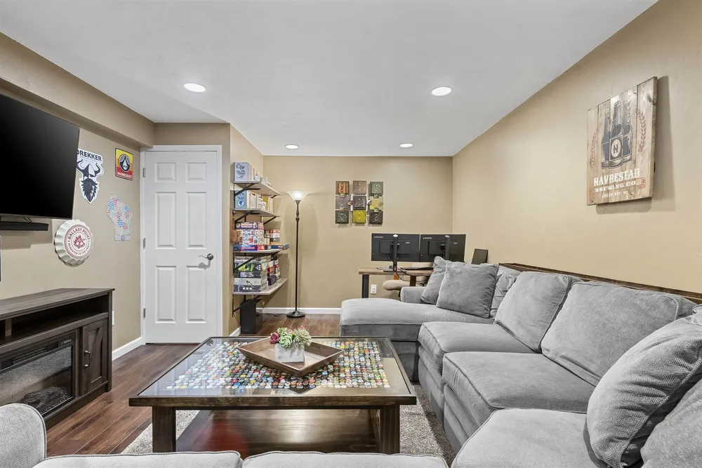 1536 Van Rd, Green Bay, WI 54311