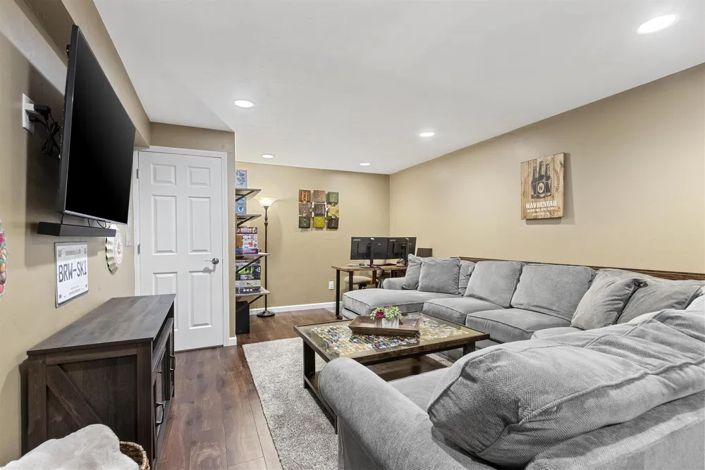 1536 Van Rd, Green Bay, WI 54311