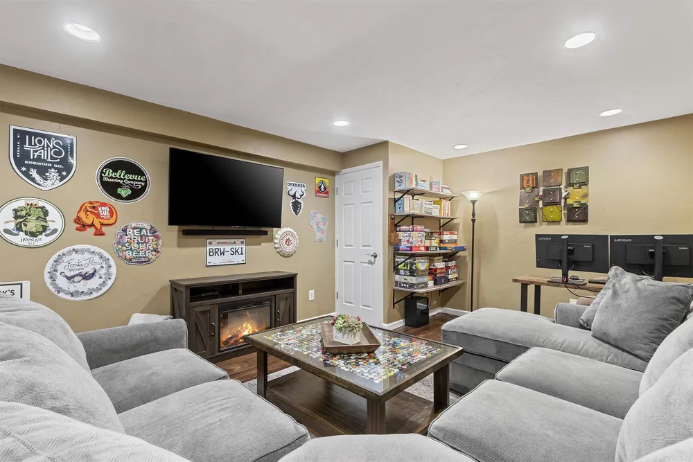 1536 Van Rd, Green Bay, WI 54311