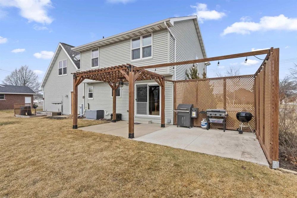 1536 Van Rd, Green Bay, WI 54311