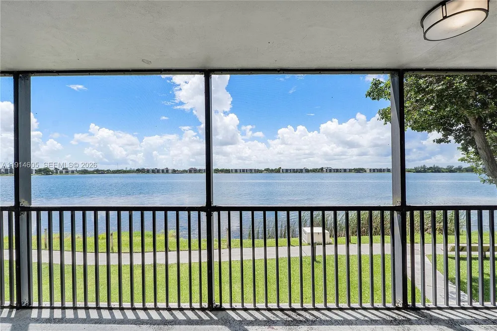 105 Lake Emerald Dr, Oakland Park, FL 33309