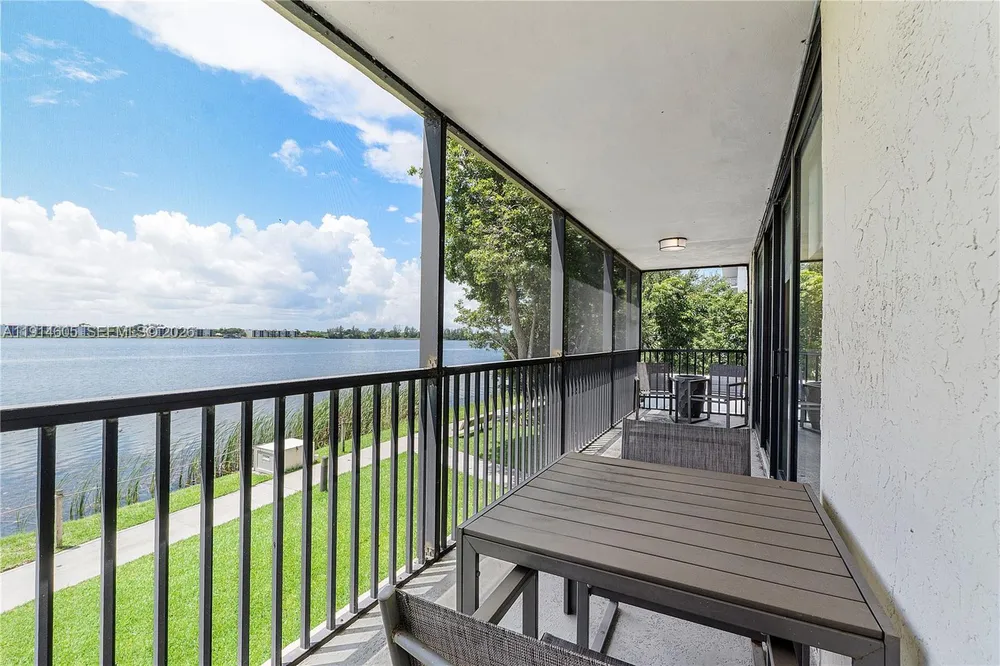105 Lake Emerald Dr, Oakland Park, FL 33309