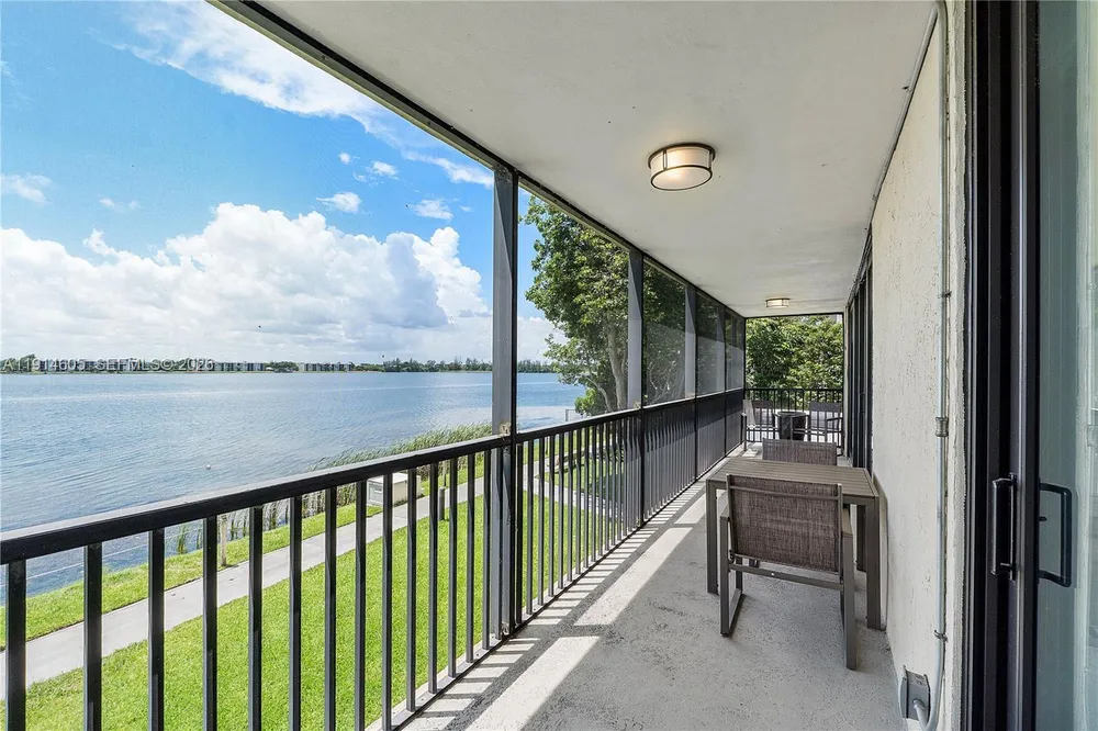 105 Lake Emerald Dr, Oakland Park, FL 33309