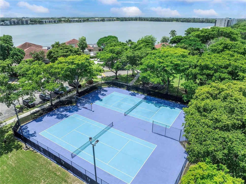 105 Lake Emerald Dr, Oakland Park, FL 33309