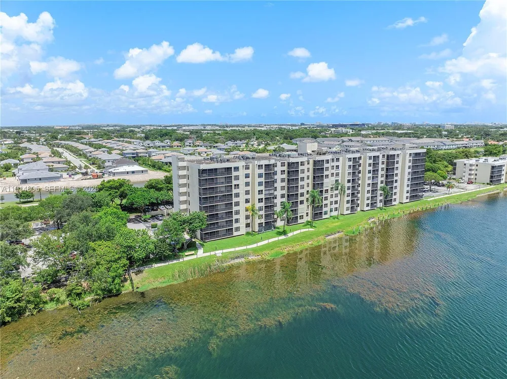 105 Lake Emerald Dr, Oakland Park, FL 33309
