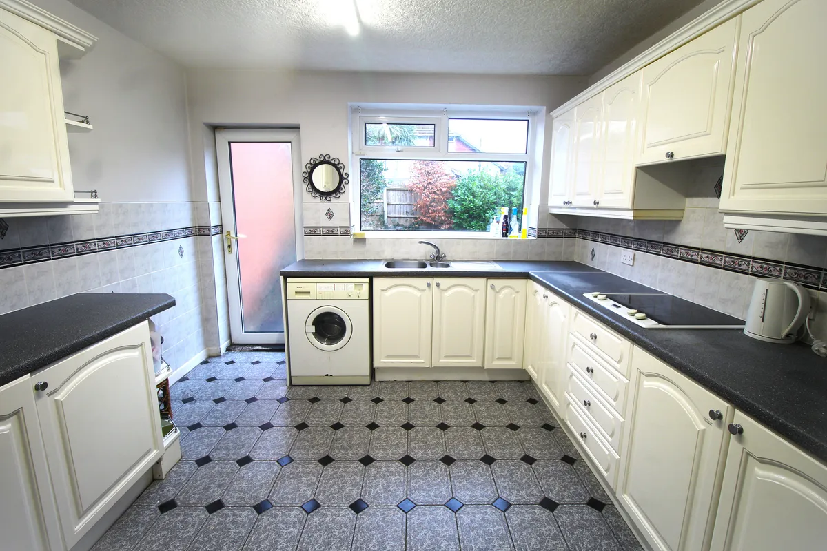 To Rent: 3-Bedroom Semi-Detached Converted Bungalow, Fairfields, OL8