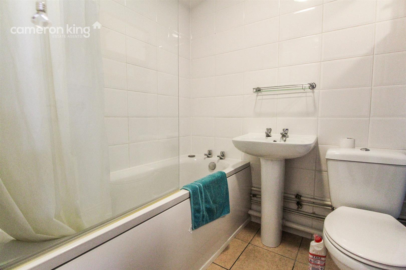 Vicarage Way, Colnbrook Image 7