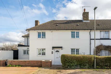 Russell Gardens, Whetstone, N20