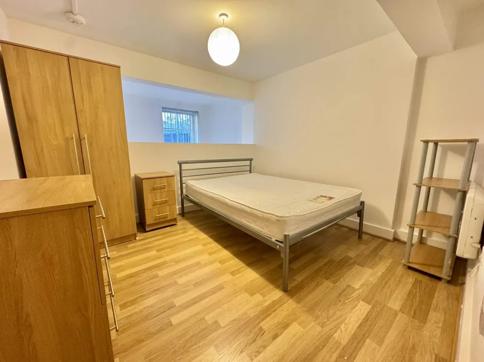 Property carousel item 6