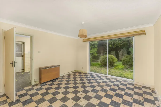Property carousel image 3