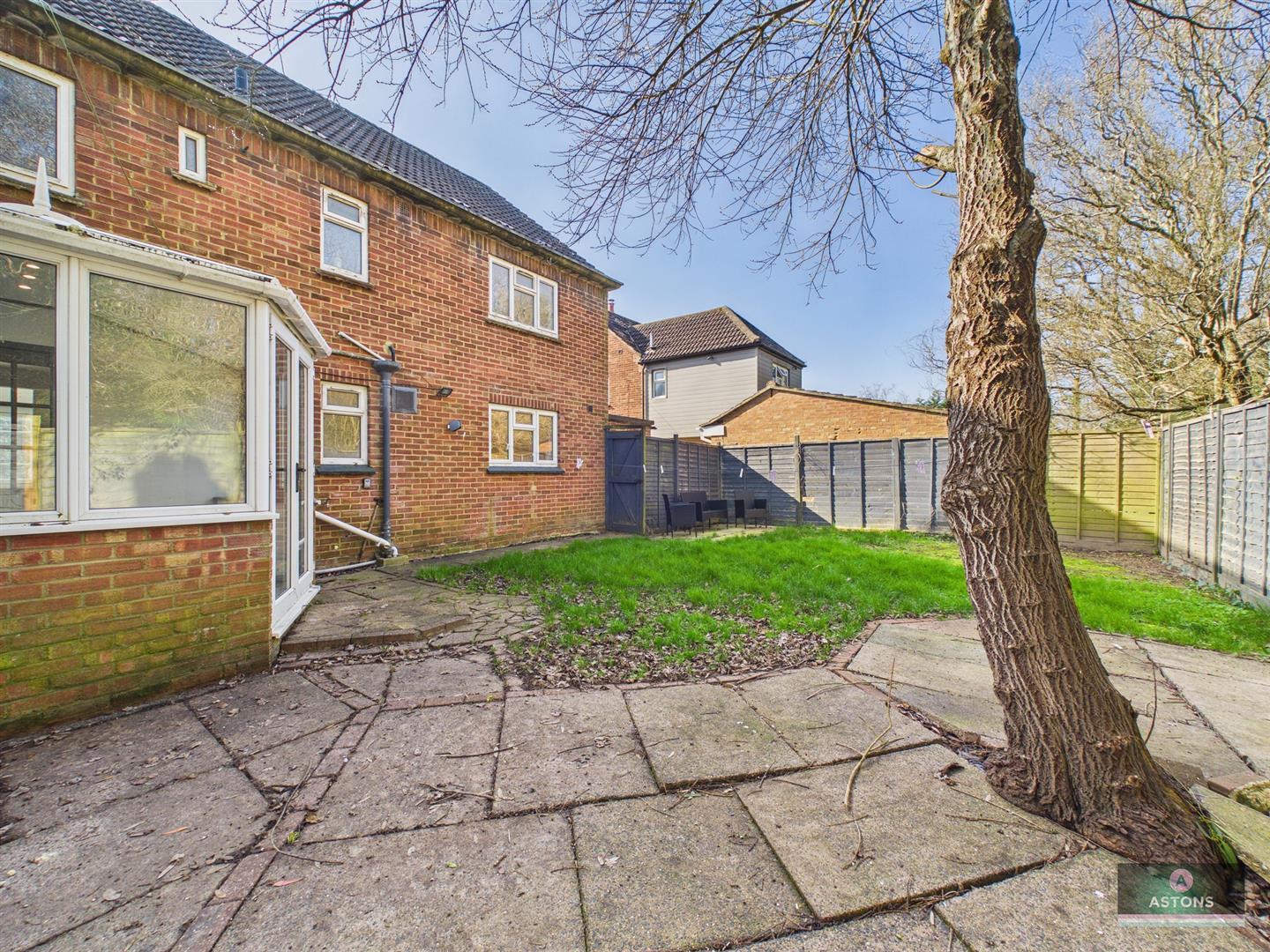 Barn Close, Pease Pottage, Crawley Image 8