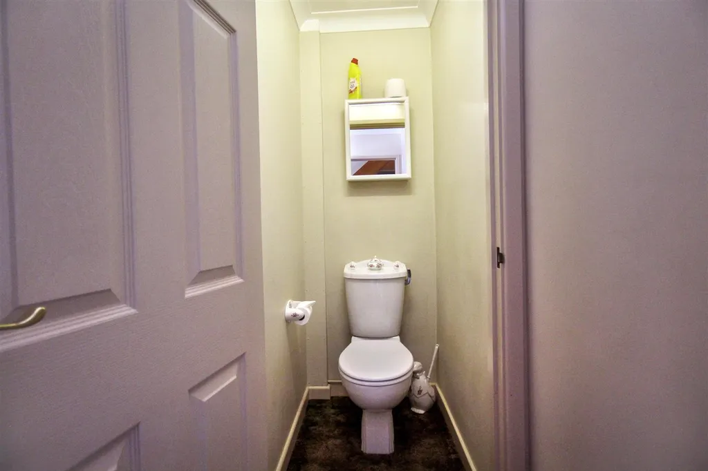 3 Bedroom Chalet For Sale: Yaxleys Lane, Aylsham