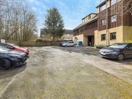 Oakwood Court, Crawley thumb 2