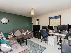 Oakwood Court, Crawley thumb 3