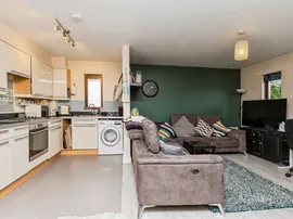 Oakwood Court, Crawley thumb 3