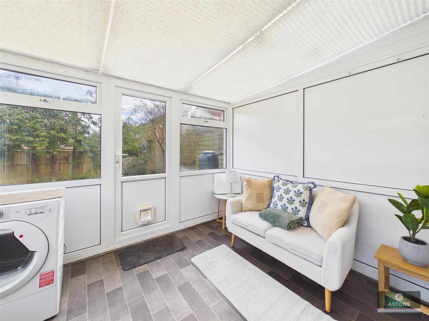 Troon Close, Ifield West Image 6