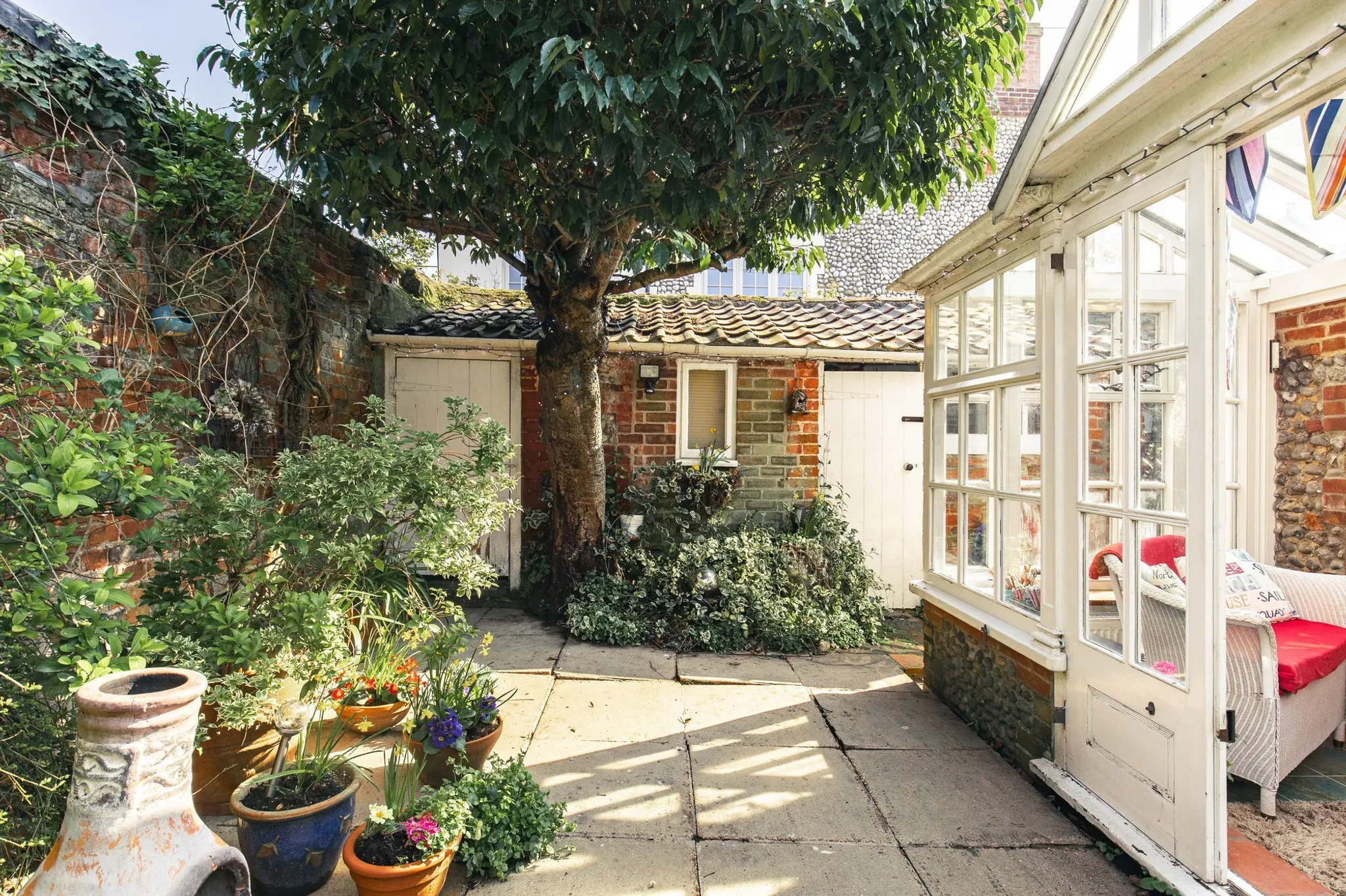 High Street Cottage With Courtyard Garden In Blakeney