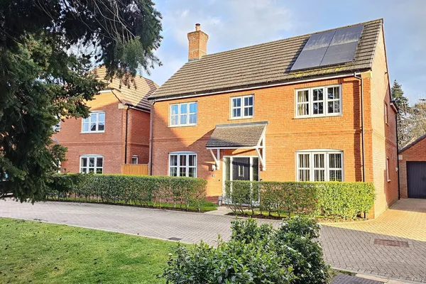 4 bedroom property for sale in Greenacre Place, Newbury, RG14 7GY - £ ...