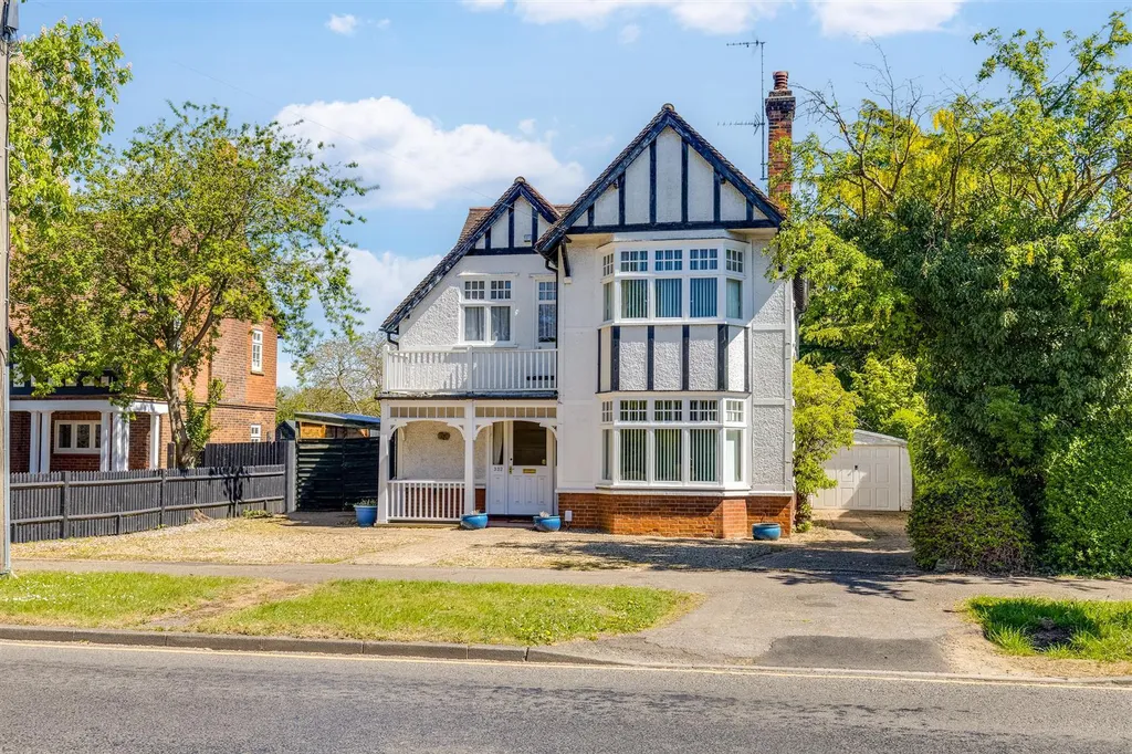 3 Bedroom Detached For Sale: Norton Way South, Letchworth