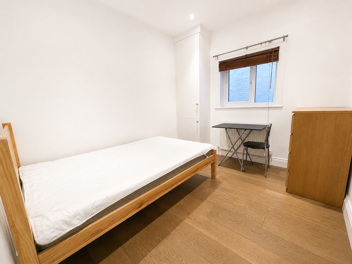 Large Two Bed Flat with Roof Terrace  To Let  Sevington Road  NW4 Image 10