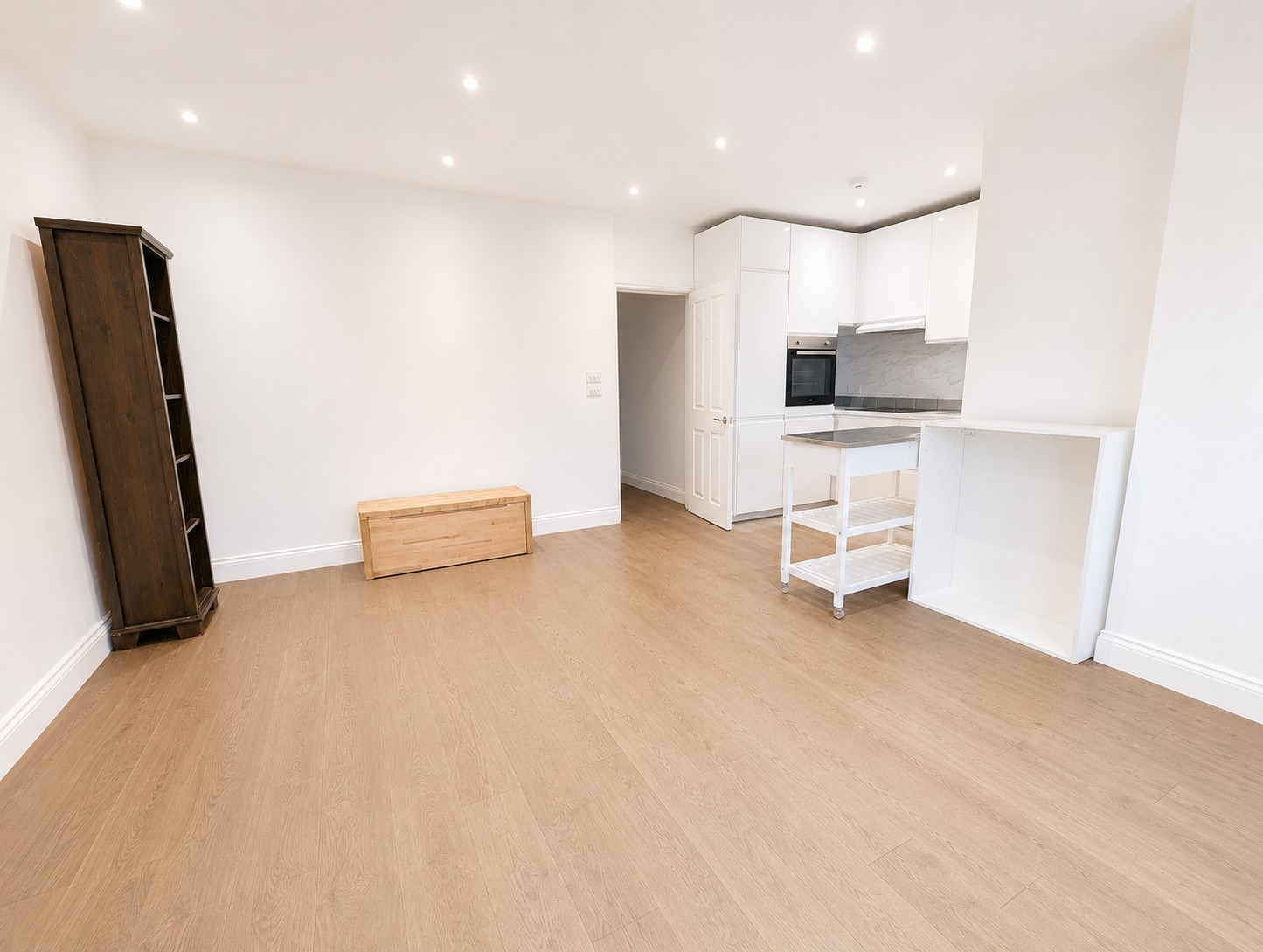 Large Two Bed Flat with Roof Terrace  To Let  Sevington Road  NW4 Image 6