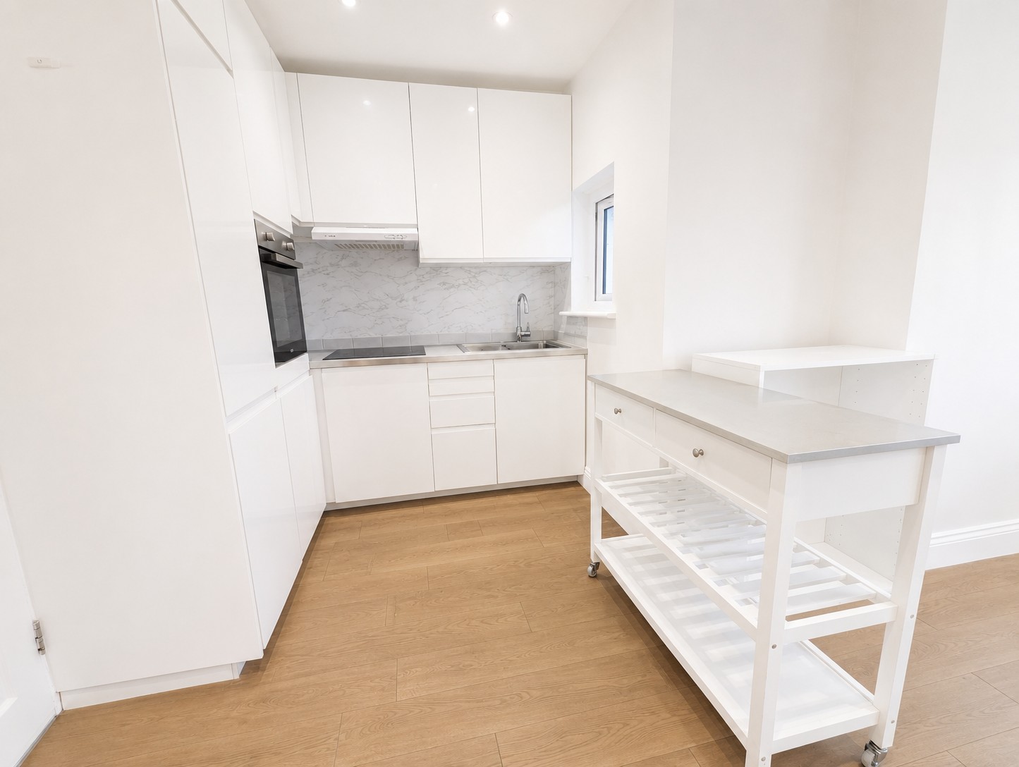 Large Two Bed Flat with Roof Terrace  To Let  Sevington Road  NW4 Image 3
