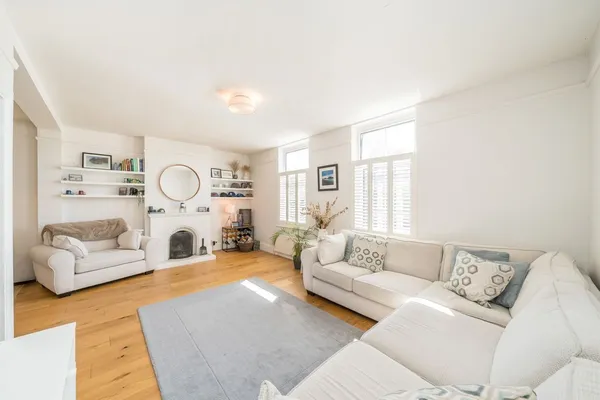 Queens Road, Weybridge, KT13 photo 2