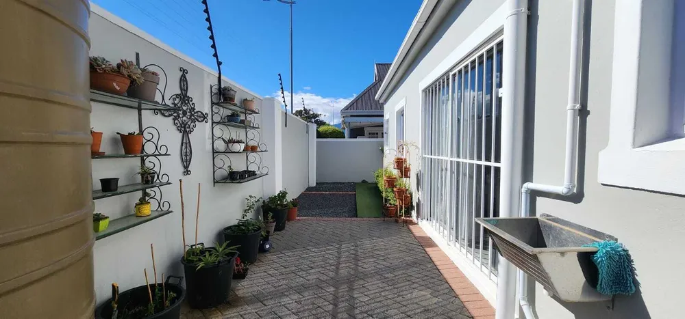 South Africa, Western Cape, Greenways Golf Estate, Village Green Close, 11