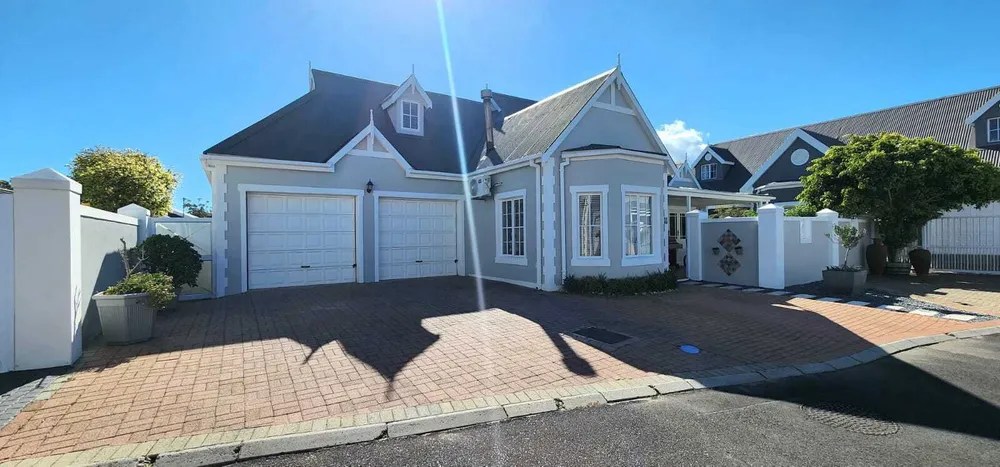 South Africa, Western Cape, Greenways Golf Estate, Village Green Close, 11