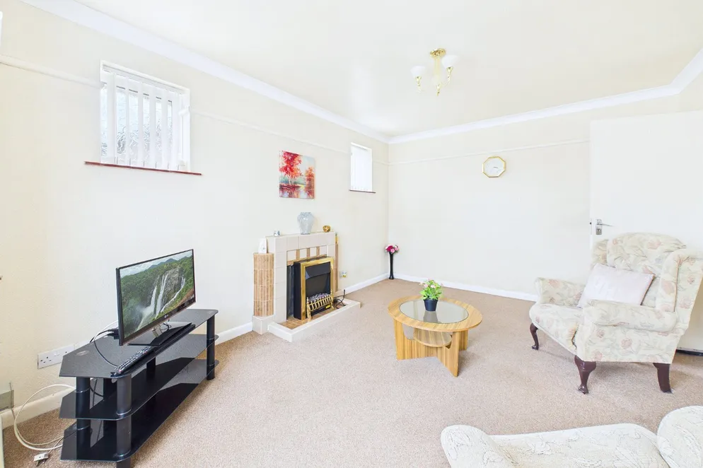 Property carousel item 6