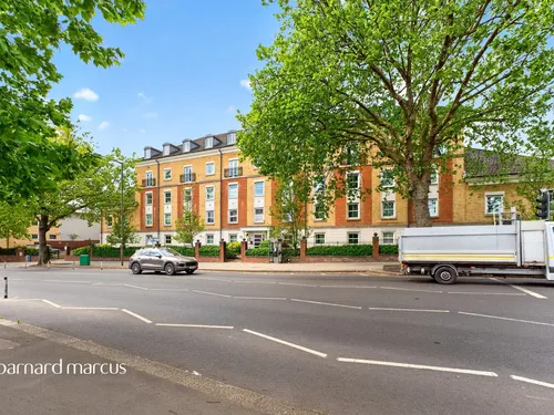 High Road, Londonphoto