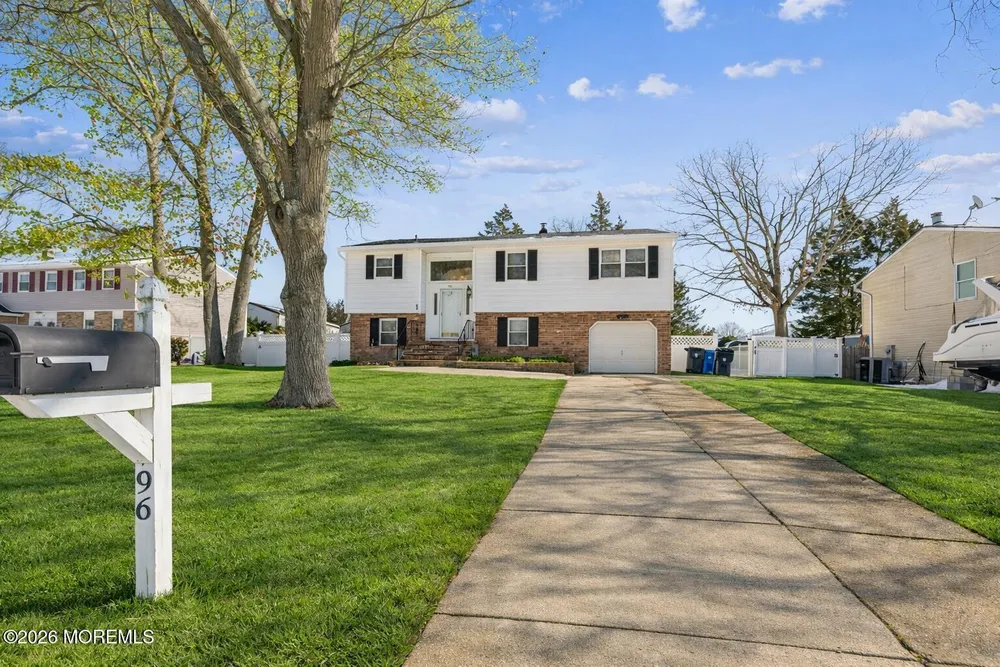 96 Twin Rivers Dr, Toms River, NJ 08753