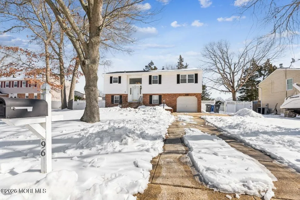 96 Twin Rivers Dr, Toms River, NJ 08753