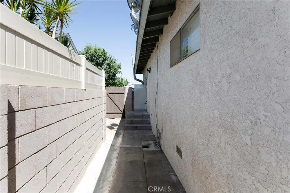 10207 Collett Ave, North Hills, CA 91343-1430