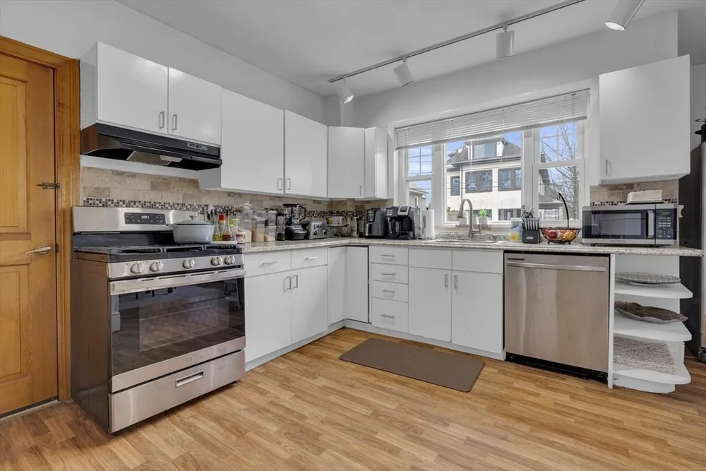 64 Commonwealth Rd, Watertown, MA 02472