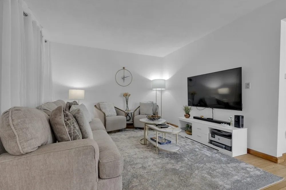64 Commonwealth Rd, Watertown, MA 02472