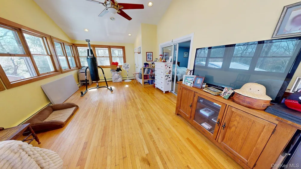 58 Babcock Ln, Tappan, NY 10983