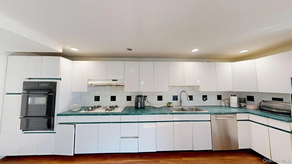 58 Babcock Ln, Tappan, NY 10983