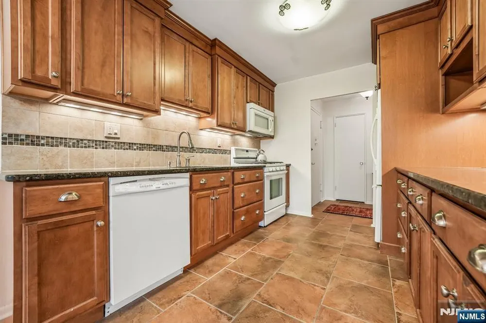 2185 Lemoine Ave, Fort Lee, NJ 07024