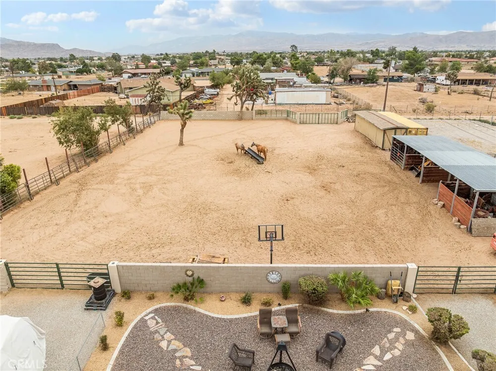 13991 Jicarilla Rd, Apple Valley, CA 92307
